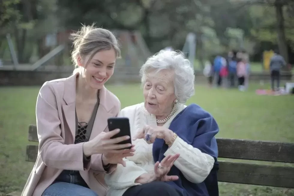 Oma kijkt op scherm en wijst ernaar